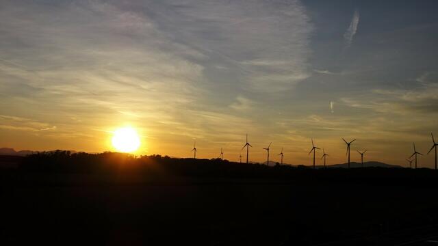 Lasst uns nun gemeinsam den herrlichen Sonnenuntergang genießen!  ... 
(Die diversen Stadien der sinkenden Sonne bis zum endgültigen Verschwinden der Sonnenscheibe unter dem Horizont dauerten ca. 20 Minuten.) ...
 | Foto: S.Plischek
