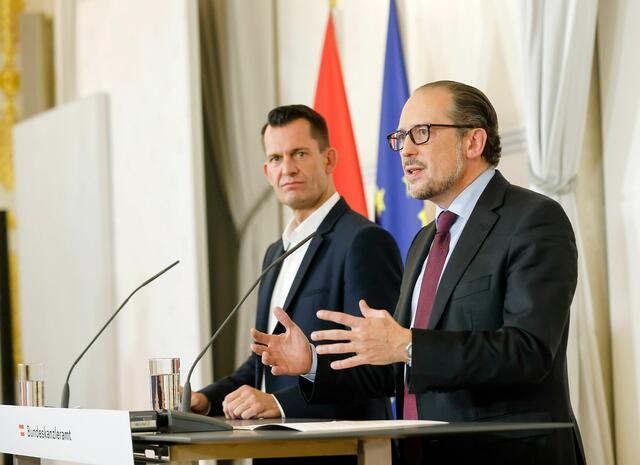 Treffen zwischen Mitgliedern der Bundesregierung und den Landeshauptleuten zum Thema „Maßnahmen im Kampf gegen Corona“ statt. Im Bild Bundeskanzler Alexander Schallenberg (r.) und Bundesminister Wolfgang Mückstein (l.) bei der Pressekonferenz nach der Sitzung.
Foto: Dragan Tatic, Bildrechte: Bundeskanzleramt Österreich, Fotoservice
