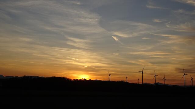 Nach weiteren 5 Minuten, ... der obere Rand der Sonnenscheibe verschwindet nun ebenfalls unter dem Horizont. ... | Foto: S.Plischek