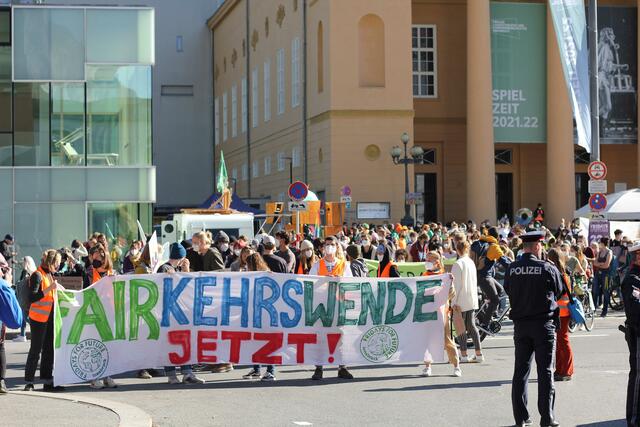 FFF-Demozug durch die Innenstadt. es gibt aber nicht nur Zuspruch.