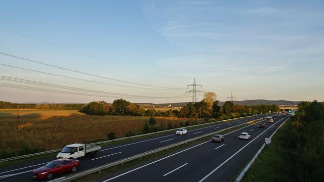 Abends auf der A3-Brücke zwischen Weigelsdorf und Pottendorf: 
Von hier aus bietet sich ein schöner Rundumblick - einerseits zu den Ortschaften Hornstein (re.) und Wimpassing (li.) am Leithagebirge ...
 | Foto: S.Plischek
