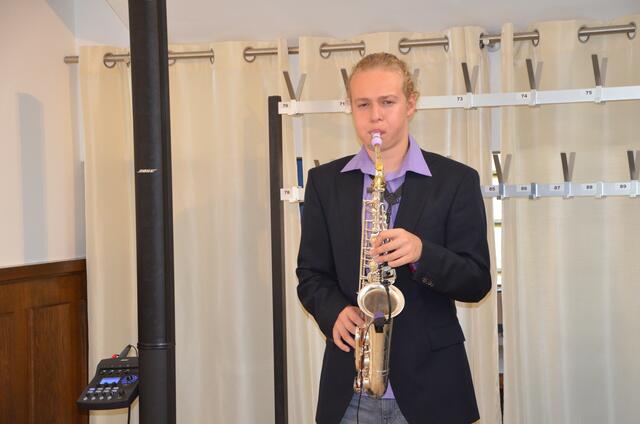 Musikalisch begleitete Saxophonist Raffael Ortner aus Steinfeld die Gäste
