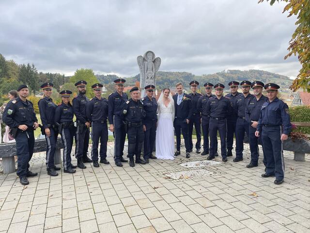 Polizeischutz der besonderen Art: Die Polizeiinspektion Leibnitz überbrachte dem Brautpaar Mirjam und Lukas Pernerstetter die besten Glückwünsche zur Hochzeit.
