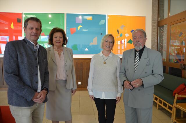 Thomas Schäfauer und Edgar Knoop rahmen ihre Ehefrauen Marlis und Dagmar ein