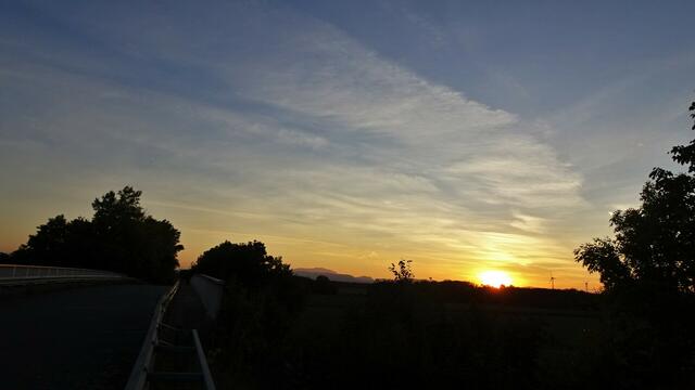 ... 10 Minuten später, der untere Teil der Sonnenscheibe verschwindet am Horizont. ... | Foto: S.Plischek