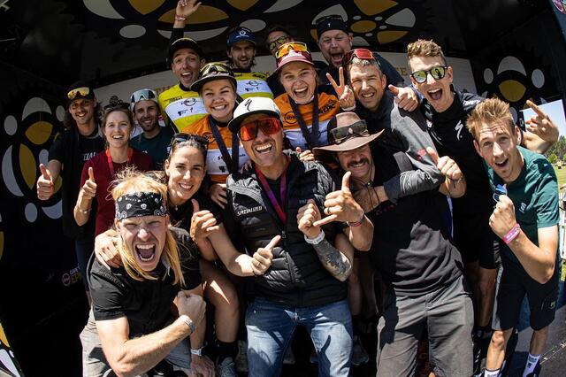 Inmitten der Specialized-Erfolgmannschaft: Sina Frei und Laura Stigger jubeln über den Gesamtsieg beim Cape Epic 2021.