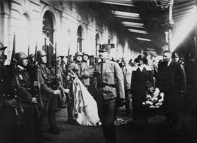 Im Oktober 1921 kam König Karl ein zweites Mal nach Ungarn um die Königsmacht zurückzufordern. Am Bahnhof von Ödenburg schreitet er die königstreuen Truppen ab.  | Foto: Bildarchiv Österreichische Nationalbibliothek