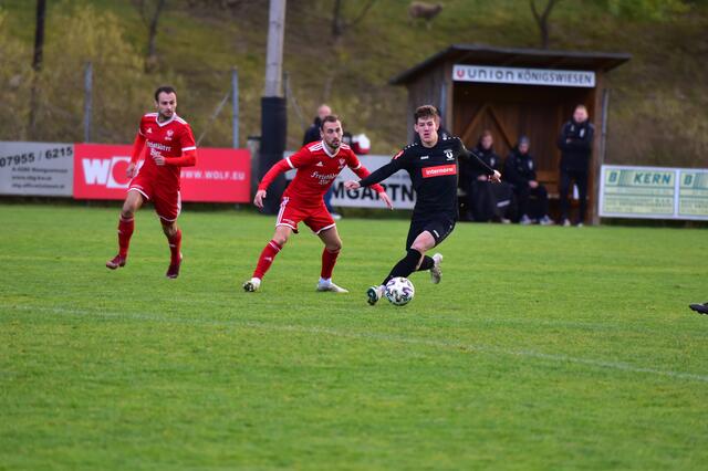 Daniel Lerch (SVF, l.) im Duell mit Yannic Haslinger (UKW).