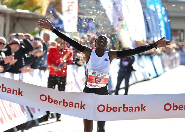 Brenda Jerotich Kiprono lief bei ihrem Marathon-Debüt in Linz gleich zum neuen Streckenrekord. | Foto: Klaus Mitterhauser