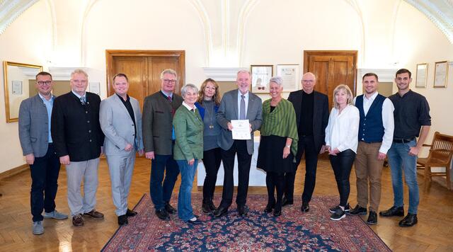 Matthias Zauner (Stadt Wiener Neustadt), GR Joachim Köll (Obfrau-Stv. der Weltkulturerberegion Semmering-Rax), LAbg. V-Bgm. Christian Samwald (Obmann der Kleinregion Schwarzatal), LAbg. Bgm. Christoph Kainz (Obmann der Achse Wiener Neustädter Kanal), Bgm. Michaela Walla (Obfrau der KR Bucklige Welt-Wechselland), Gabriele Bröthaler (NÖ.Regional), KO Bgm. Klaus Schneeberger (Stadt Wiener Neustadt), Bgm. Ernestine Sochurek (Obfrau der Kleinregion  Schneebergland), Harald Knabl (Kulturvernetzung NÖ), Alexandra Potzmann (Stadtmarketing Wiener Neustadt), Christopher Hartmann (Tourismus-Koordinator Wiener Neustadt), Ferdinand Scheuer (NÖ.Regional). | Foto: Stadt WN/Weller