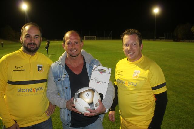 Wolfgang Köller übergab Markus Wagner und Ernst Semmelmeyer den Matchball