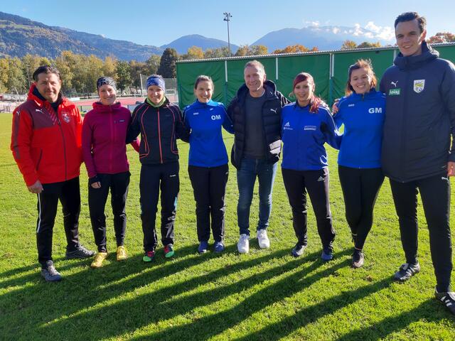 Erstmals in der Kärntern Fußballverbandsgeschichte fand ein Trainerlehrgang in Osttirol statt. Präsident Klaus Mitterdorfer (4. v. r.) wünschte den Teilnehmern alles Gute und bedankte sich für deren Einsatz.  | Foto: KFV/KK
