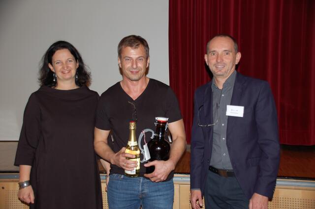 V.l.: Elisabeth Medel als Vertreterin der Marktgemeinde, Sieger Christian Goier, Manfred Astleitner vom Fotoclub Schwertberg. | Foto: Gerlinde Riegler-Aspelmayr