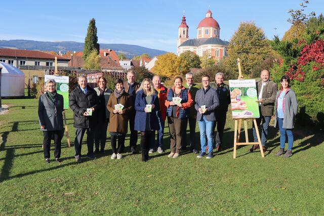 Die Initiatoren der Broschüre „Regional Einkaufen“ im Naturpark Pöllauer Tal im Kreis der Ehrengäste. | Foto: Alfred Mayer