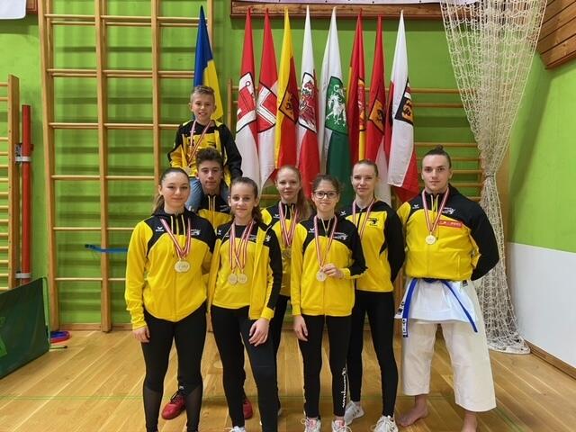 Das achtköpfige Team vom Frieways Karateclub holt bei der ÖM 2021 neun Medaillen und schreibt damit Vereinsgeschichte. | Foto: Frieways Karateclub