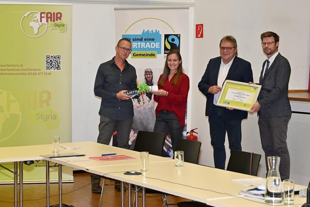 GR Martin Schöggl, Cornelia Gruber (FAIRTRADE Österreich), Bgm. Herbert Mießl und Stefan Börger (Land Steiermark) (v.l.) beim Festakt. 
 | Foto: Josef Mascher