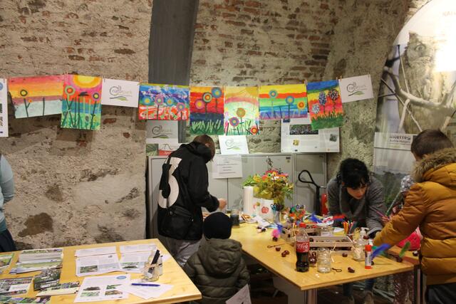 Eine der Bastelstationen für die kleinen Besucher | Foto: Jennifer Flechl