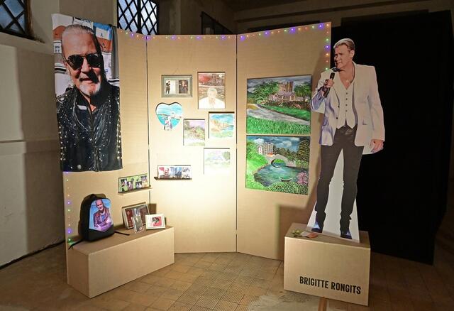 Gemeindebaubewohnerin Brigitte Rongits ist der wahrscheinlich größte Fan von Johnny Logan, dem zweifachen Eurovision-Gewinner, und erschuf Kunstwerke inspiriert von ihrem Idol. | Foto: Jobst