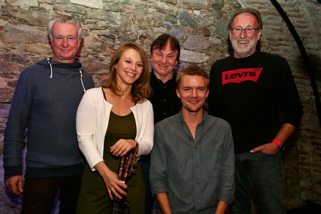 Willibald Lehner, Johannes Lehr, Emmerich Meixner (hinten, v.l.) mit den Musikern Verena Doublier und Sebastian Radon