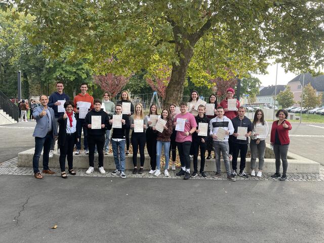 Sprachlich topfit: Die HAK-Schüler mit ihren Zertifikaten, die ihre Englisch-Kompetenzen unterstreichen.