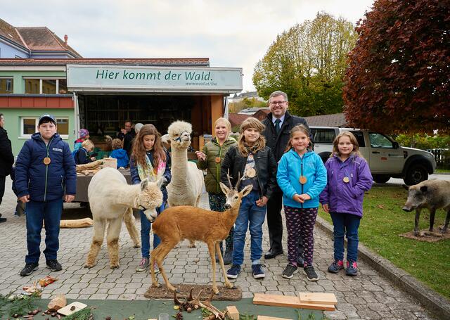 Ludwig Schleritzko mit Lesemeister:innen Kinder und Alpakas in Kirchberg/Pielach
