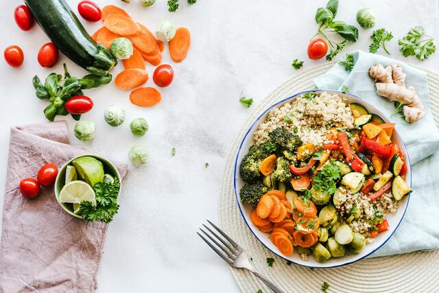 Die Ernährung ist nur eines der Instrumente, mit denen man den Cholesterinspiegel günstig beeinflussen kann. | Foto: Ella Ollsen/Pexels.com