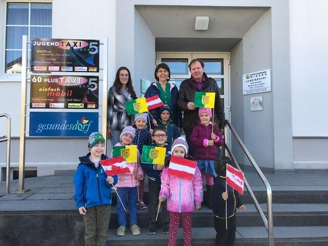 Die Kinder sind zu Recht stolz auf ihre selbstgebastelten Fahnen (v.l.n.r.): Janine Reisner, Leiterin Belinda Grill und Bürgermeister Matthias Weghofer. | Foto: Marktgemeinde Wiesen