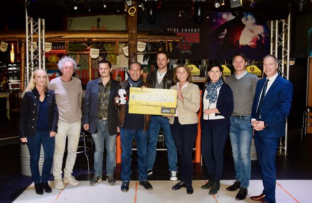Slobodan Stanculovic (4. von links) mit seiner Frau Ingrid, den Sponsoren Christoph Grohs (Autohaus Grohs), Manfrred Moll (Taxi Enterprise), Fledermaus-Betreiber Alfred Rieger, Andrea Prantl von der St. Anna Kinderkrebsforschung, Maria Knauder (Bgm. von St. Andrä), Alexander Radl (Vzbgm. von Wolfsberg) und Reinhold Weinländer (Raiffeisenbank Mittleres Lavanttal.