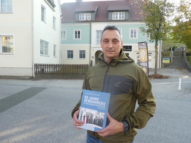 Polizist Siegfried Höllerbauer recherchierte zur Geschichte des Gendarmeriepostens in Dechantskirchen in der Zeit von 1936 bis 1991. Die Geschichten hat er nun gemeinsam mit dem Historischen Verein Wechselland in Buchform gepackt. | Foto: KK