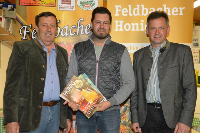 100. Mitglied: Siegfried Schuster aus Paldau wurde von Obmann Alois Rauch (l.) offiziell im Bienenzuchtverein Feldbach willkommen geheißen.