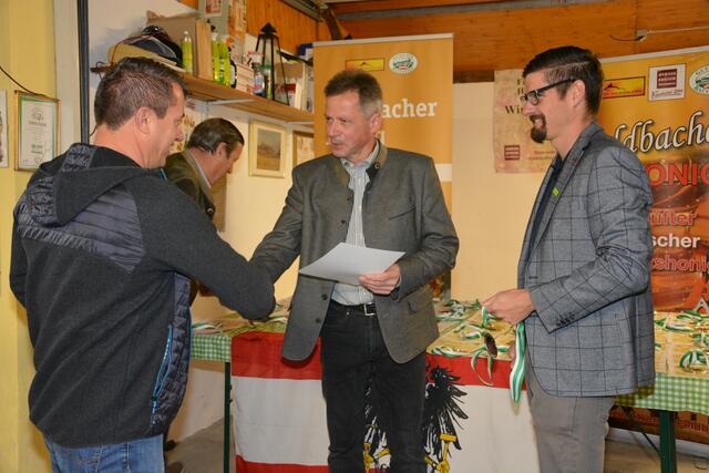 Der Direktor der Steirischen Imkerschule Werner Kurz gratulierte zum Medaillenregen.