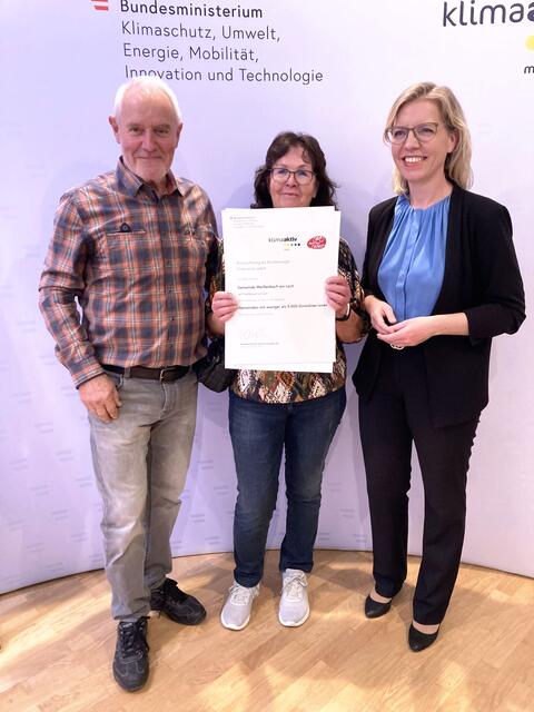 Die beiden Weißenbacher Christa und Karl-Heinz Pohler  bei der Übergabe der Urkunde durch Ministerin Leonore Gewessler.
