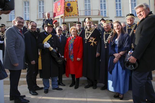 Übergabe des Ehrenweines am Haydn-Würfel vor dem Landhaus mit LT-Präs. Verena Dunst (5.v.l.), Otto Habsburg-Lothringen (6.v.l.), Oberster Ordenskreuzträger und Legalisator des Europäischen Weinritterordens, der Slowakische S.E. Botschafter Peter Misik (4.v.l.), Alfred Tombor-Tintera (4.v.r.), der Gründer der Europäischen Weinritterschaft, Stiftungsfest-Intendant Viceconsul wHR Johannes Pinczolits (rechts), Weinkönigin Susanne Riepl (3.v.r.), Vizebürgermeister Otto Kropf (links), Bundesrat Günter Kovacs (2.v.l.) und weitere Gäste  | Foto: Landesmedienservice Burgenland