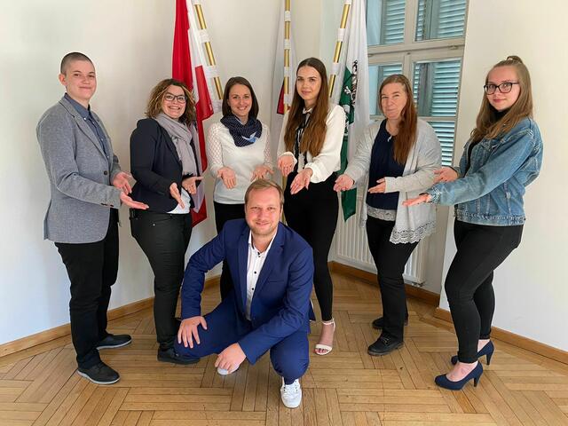 Manuel Kapper mit seinen Mitarbeiterinnen Katharina Malli, Karin Krieger, Edith Stelzl, Lena Perkusch, Veronika Kolb und Julia Gößnitzer (v.l.) (nicht am Foto: Selina Strohmaier, Johanna Hainzl und Helga Kronabitter)