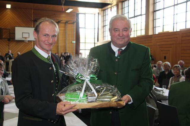 Birkfeld's Bürgermeister Oliver Felber (l.) begrüßte zur Eröffnung der umgebauten Peter-Rosegger-Halle auch Landeshauptmann Hermann Schützenhöfer. | Foto: Hofmüller (56x)