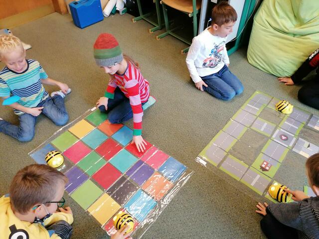 In der Volksschule Leoben-Leitendorf konnten die Kinder mit "BeeBots" ihre ersten Programmierversuche starten.  | Foto: zVg