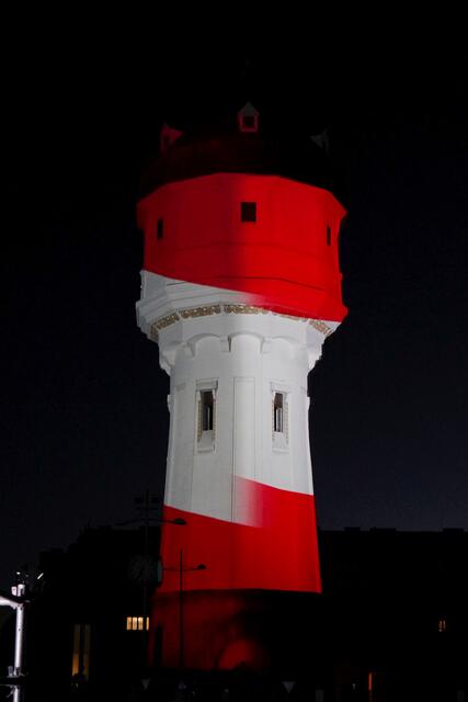 Anlässlich des Nationalfeiertags erwartete der Wasserturm die Besucherinnen und Besucher in Rot-Weiß-Rot.