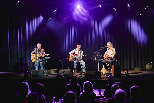 Ulli Bäer, Matthias Kempf und Andy Baum begeisterten im Öblarner Haus für alle. | Foto: Bernd Wimmer
