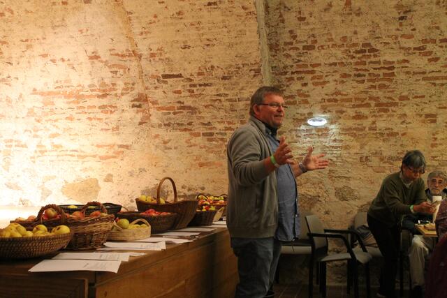 Viele Informationen und Geschichten wurden zu den alten Äpfeln erzählt  | Foto: Jennifer Flechl