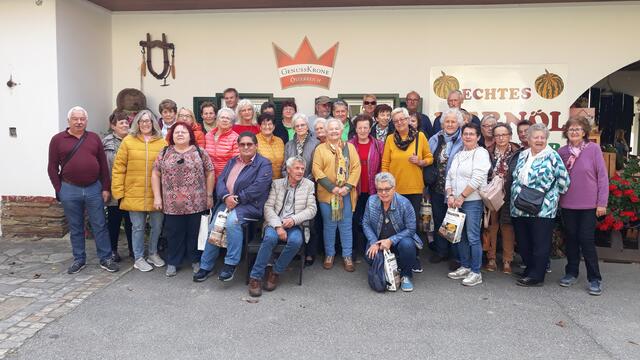 Die Gruppe macht unter anderem Station bei der Ölmühle Rabensteiner in Bad Gams. | Foto: Privat