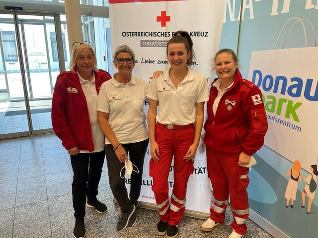 Covid-19-Koordinatorin Nina Holzer (rechts) mit dem Impfteam des Roten Kreuzes Perg. | Foto: Rotes Kreuz Perg