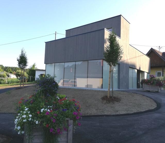 Für die Aufbahrungshalle in St. Peter i.S. hat das Büro die Planungsarbeiten unter der künstlerischen Begleitung von Bruno Wildbach erstellt.
