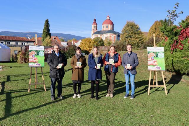 Die Initiatoren der Broschüre „Regional Einkaufen“ im Naturpark Pöllauer Tal im Kreis der Ehrengäste. | Foto: Alfred Mayer