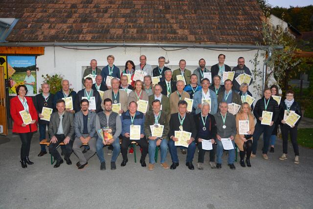 34 Mal Gold, 9 Mal Silber, 20 Mal Bronze: Die prämierten Imkerinnen und Imker des Bienenzuchtvereins Feldbach.