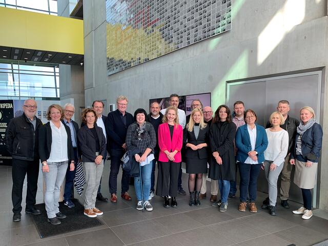 Als Vorsitzende des Städtebund-Kulturausschusses lud Kulturstadträtin Doris Lang-Mayerhofer die Mitglieder unter anderem zu einer Führung ins Ars Electronica Center. | Foto: Stadt Linz