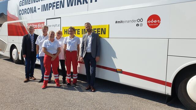 Bezirkshauptmann und Rotkreuz-Bezirksstellenleiter Werner Kreisl (links) und Rotkreuz-Bezirksgeschäftsleiter Christian Geirhofer (rechts) besuchten das Impfteam bei ihrem Einsatz mit dem Impfbus des Landes OÖ. | Foto: Rotes Kreuz Bezirk Perg