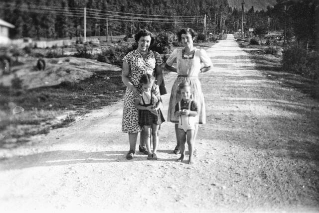 Frau Goldmann aus Südtirol mit ihrer Tochter und den beiden Enkeln auf der Salzbergstraße. | Foto: Gemeinde Archiv Absam