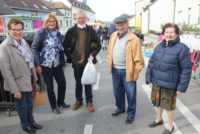 Freude beim Einkaufen auf dem Simandlmarkt.