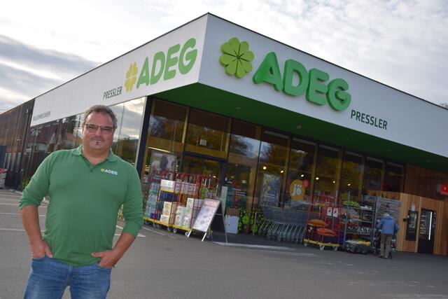 Herbert Pressler vor seinem Adeg-Markt in Seckau.