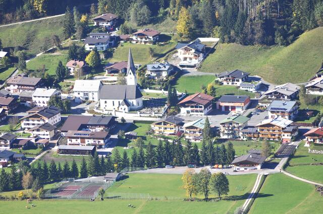 Der kleine Ortskern mit Pfarrkirche, Gemeindeamt, Feuerwehr, Schule.